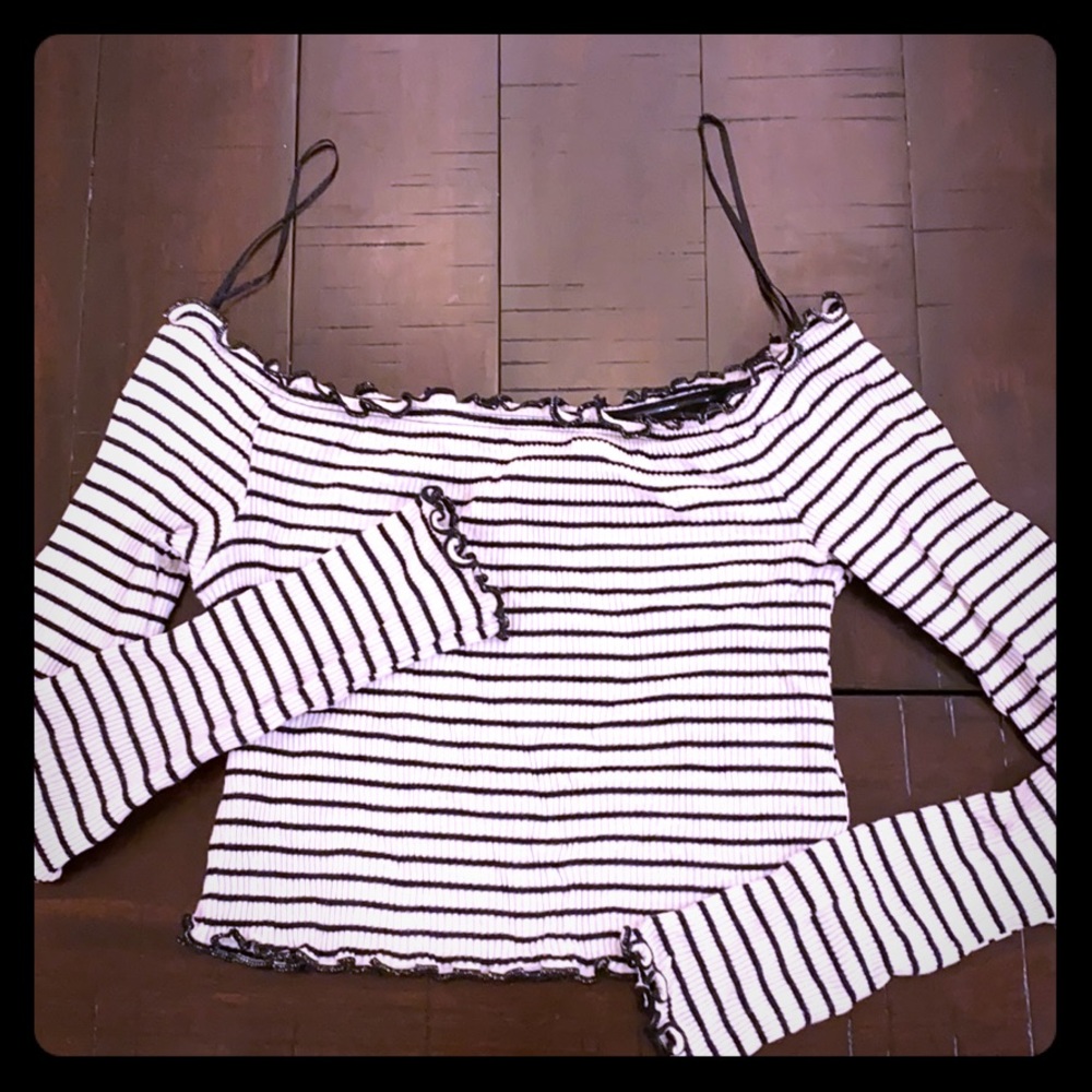 Cropped long sleeve top